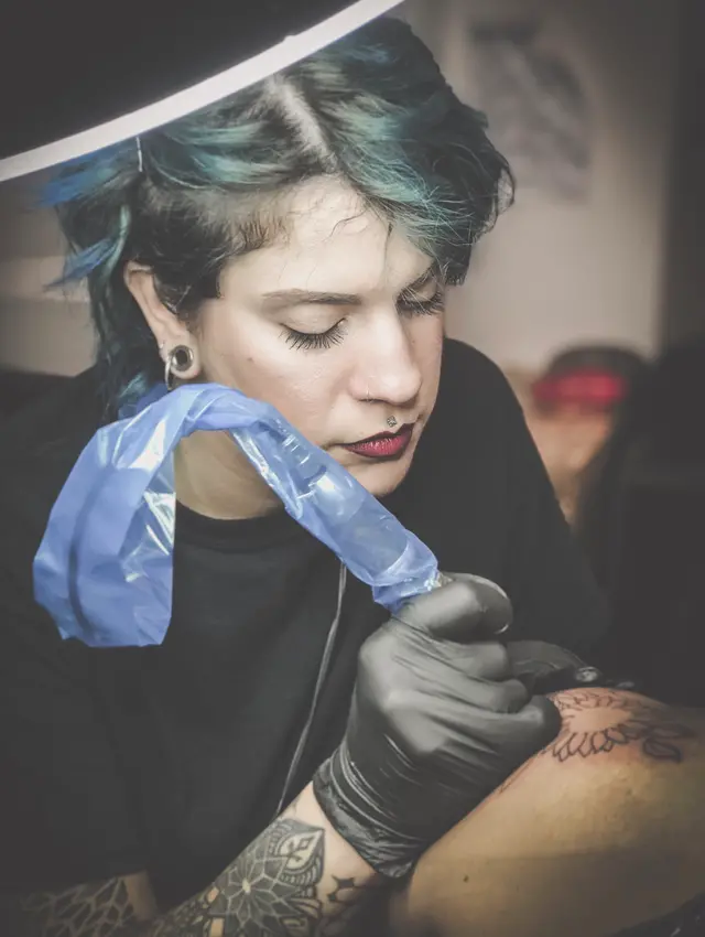 Come si diventa un/a tatuatore/tatuatrice